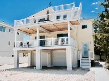 Reverse Living Home Walking Distance To Beach
